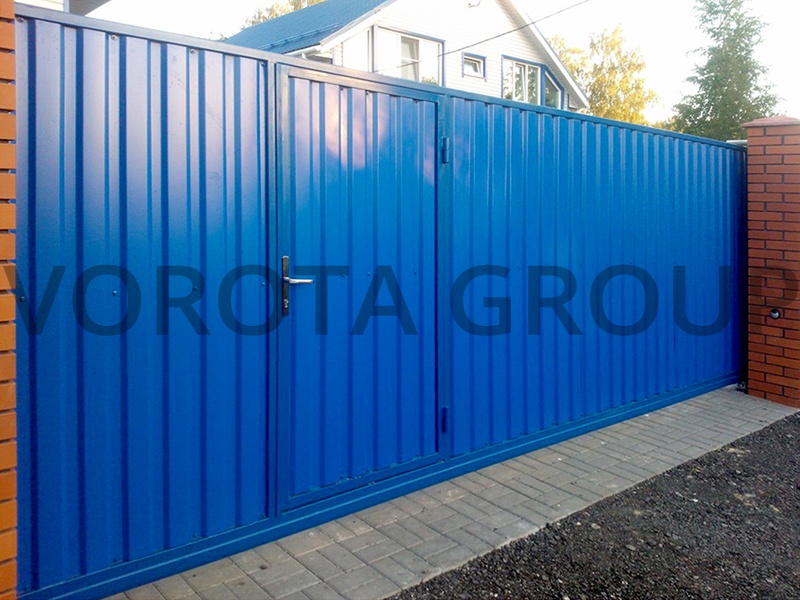 Откатные ворота с калиткой на бетонном фундаменте синие