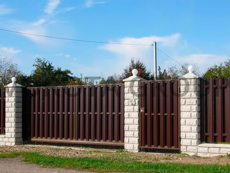 Откатные ворота с калиткой из евроштакетника 3000x2000