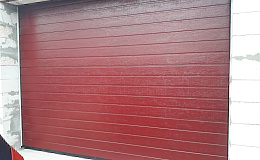 Красные секционные ворота в гараж