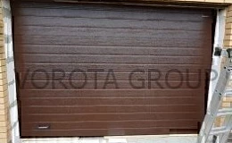 Автоматические ворота в гараж цвета дерева