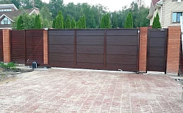 Откатные ворота с отдельно стоящей калиткой для дачи