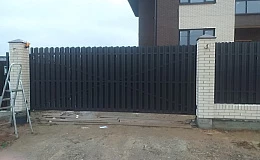 Откатные ворота со штакетником для дачи